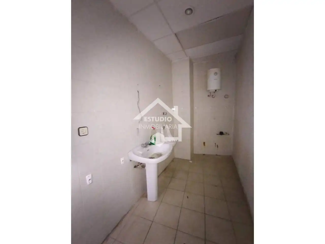 Badezimmer von Geschaftsraum zur Miete in Viana