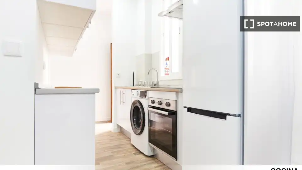 Kitchen of Flat for share in Sevilla  with Air Conditioner, Heating and Furnished