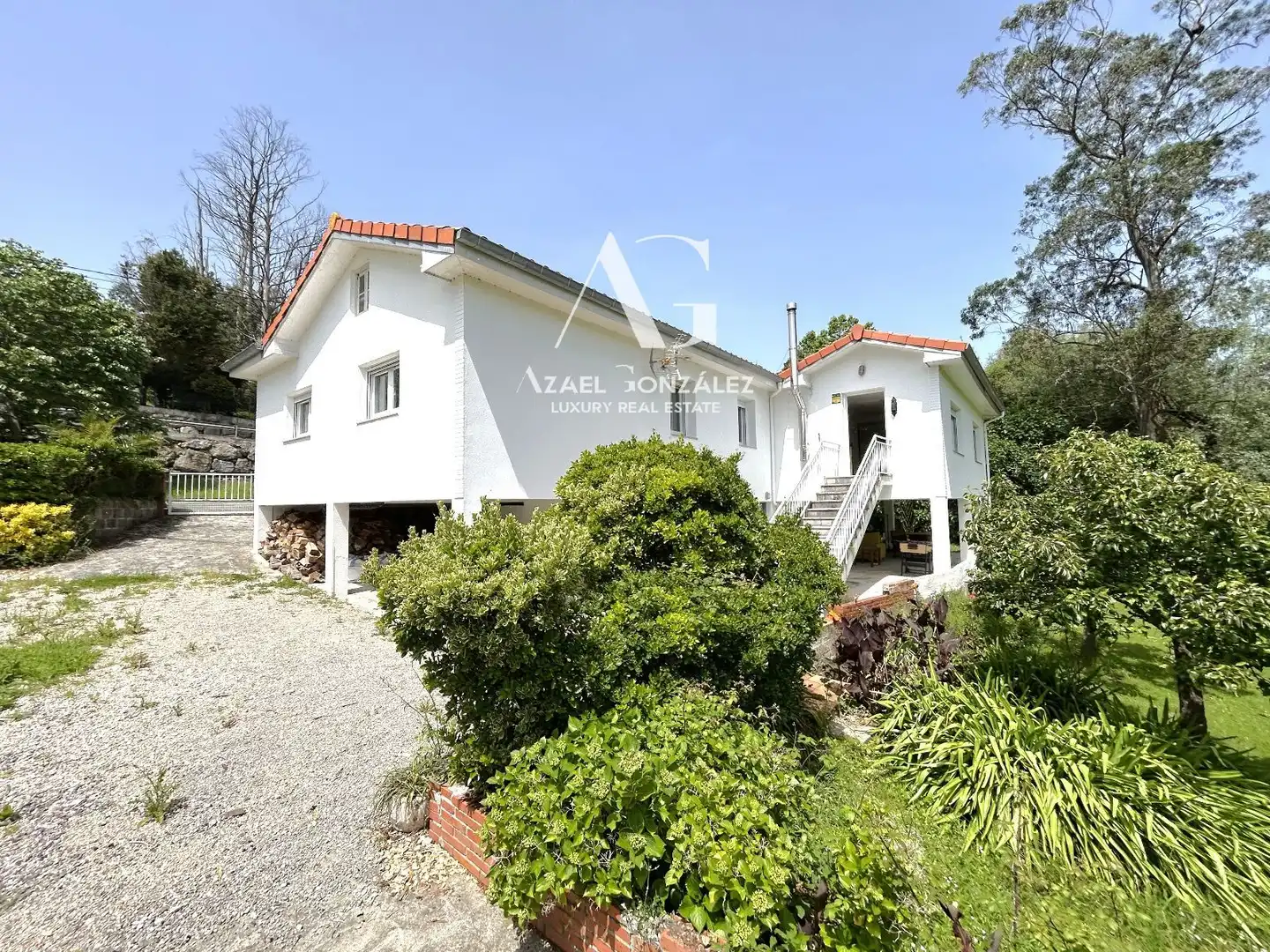 Vista exterior de Casa o chalet en venta en Miengo con Calefacción y Amueblado