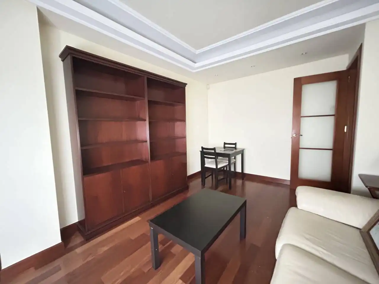 Sala d'estar de Apartament en venda en Oviedo  amb Calefacció, Parquet i Moblat