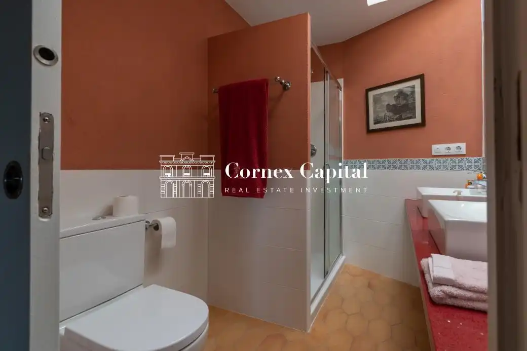 Baño de Finca rústica de alquiler en Rupià con Aire acondicionado, Calefacción y Jardín privado