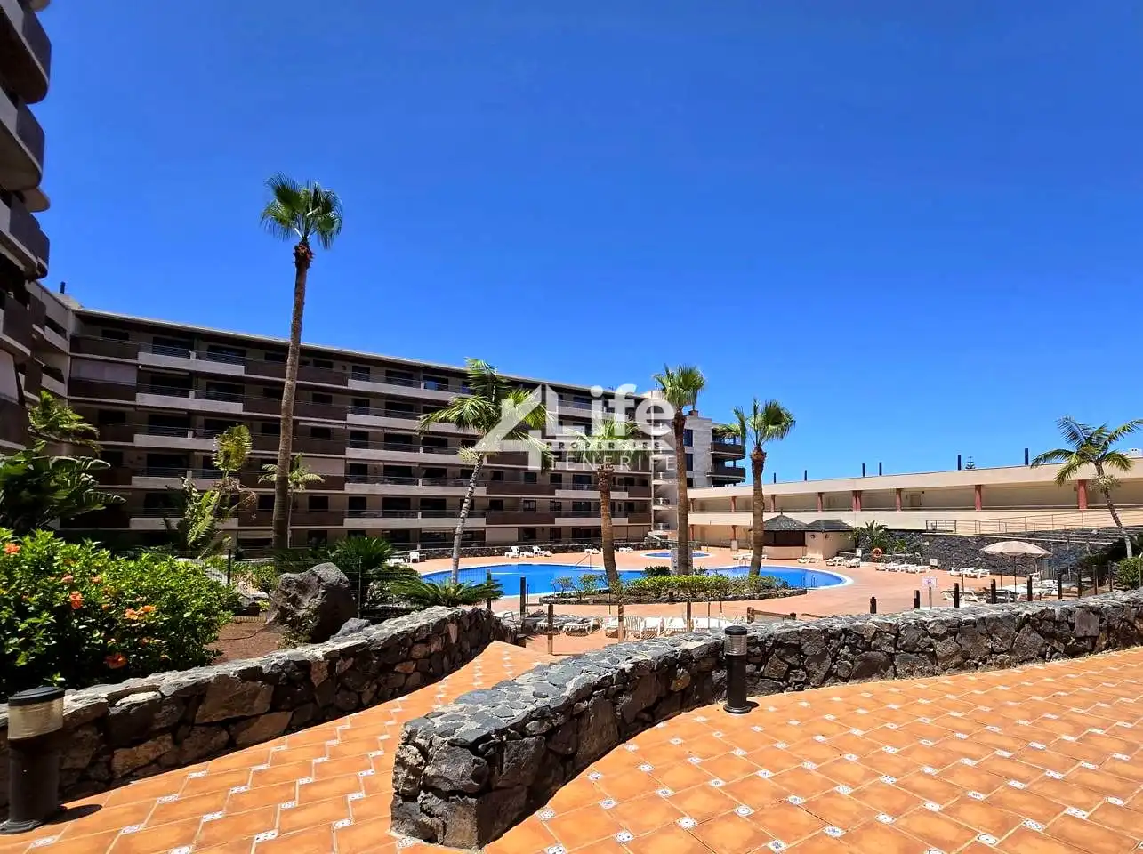 Vista exterior de Àtic en venda en Santiago del Teide amb Aire condicionat, Terrassa i Piscina