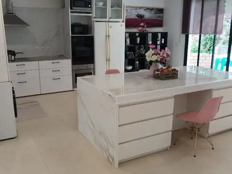 Cuina de Casa o xalet en venda en Vigo  amb Balcó