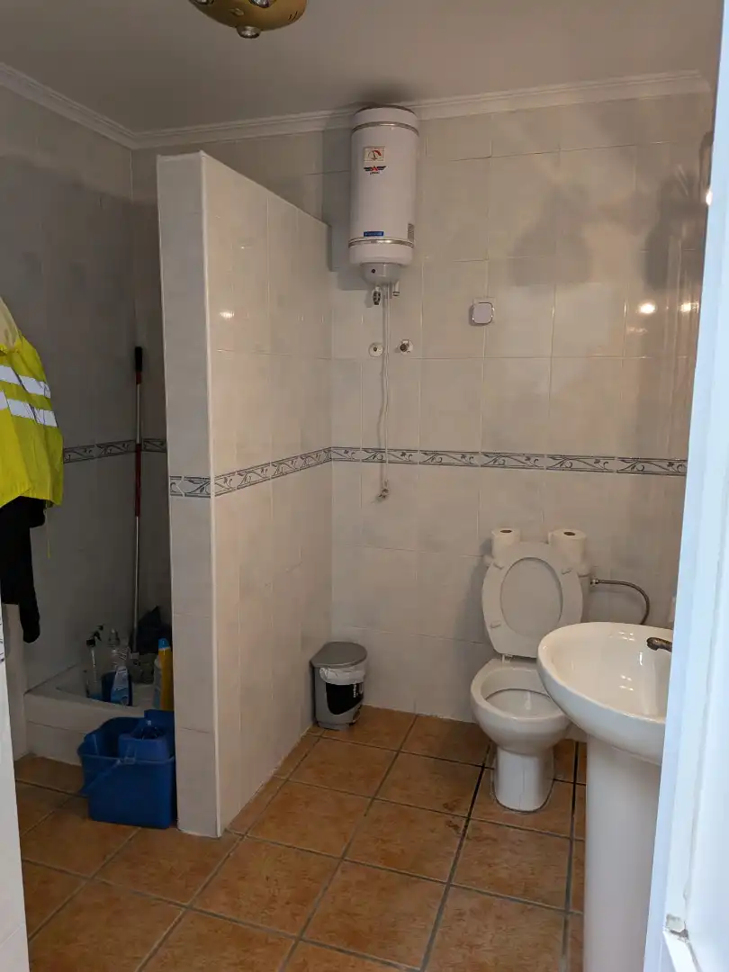 Badezimmer von Fabrikhallen zur Miete in Salteras