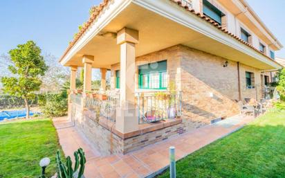 Jardí de Casa adosada en venda en Villanueva de la Cañada amb Aire condicionat, Calefacció i Jardí privat