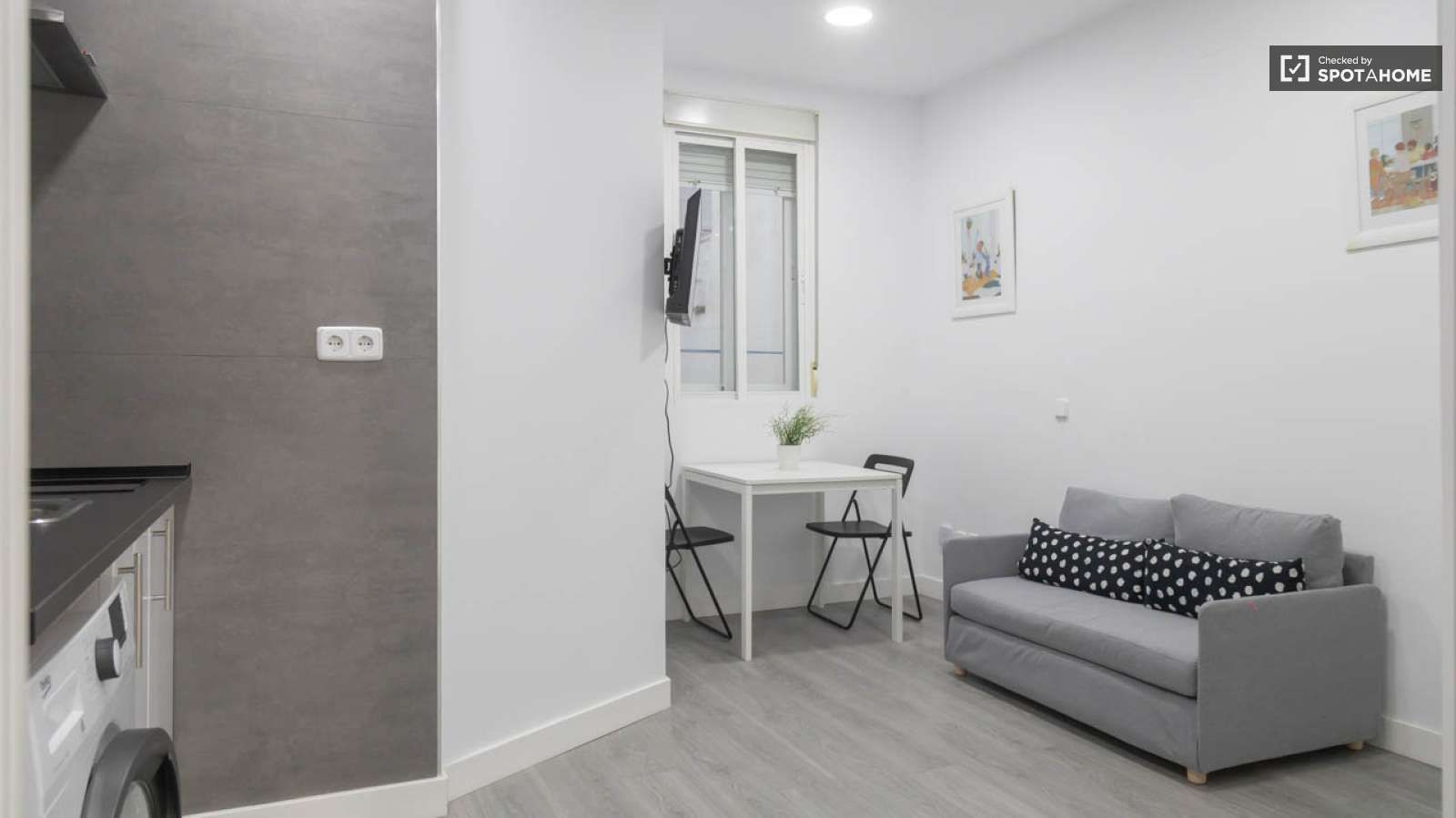 Bedroom of Study to share in  Madrid Capital  with Air Conditioner and Terrace