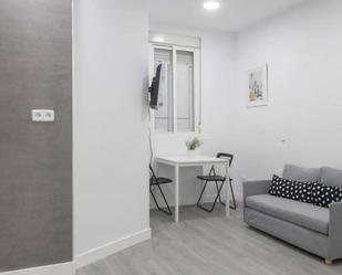 Bedroom of Study to share in  Madrid Capital  with Air Conditioner and Terrace