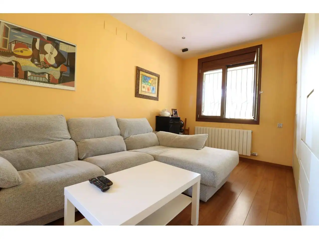 Sala d'estar de Casa o xalet en venda en Cerdanyola del Vallès