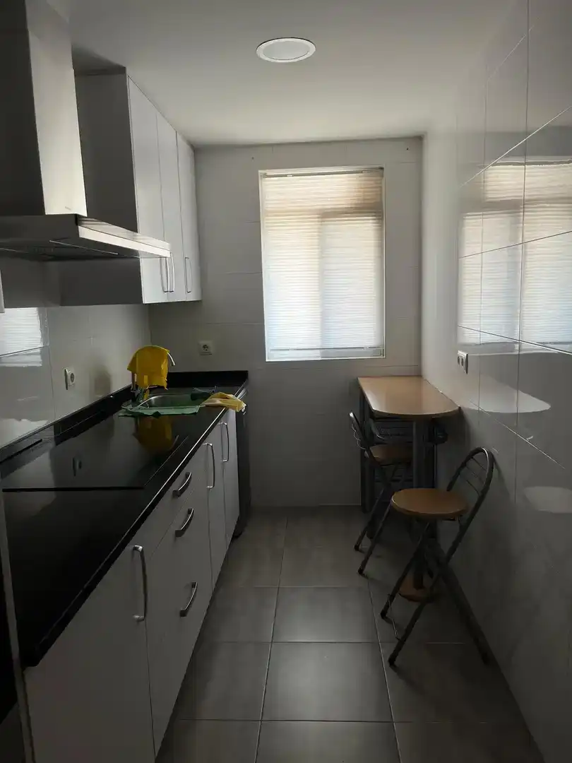 Cuina de Pis per a compartir en Madrid amb Aire condicionat, Parquet i Balcó
