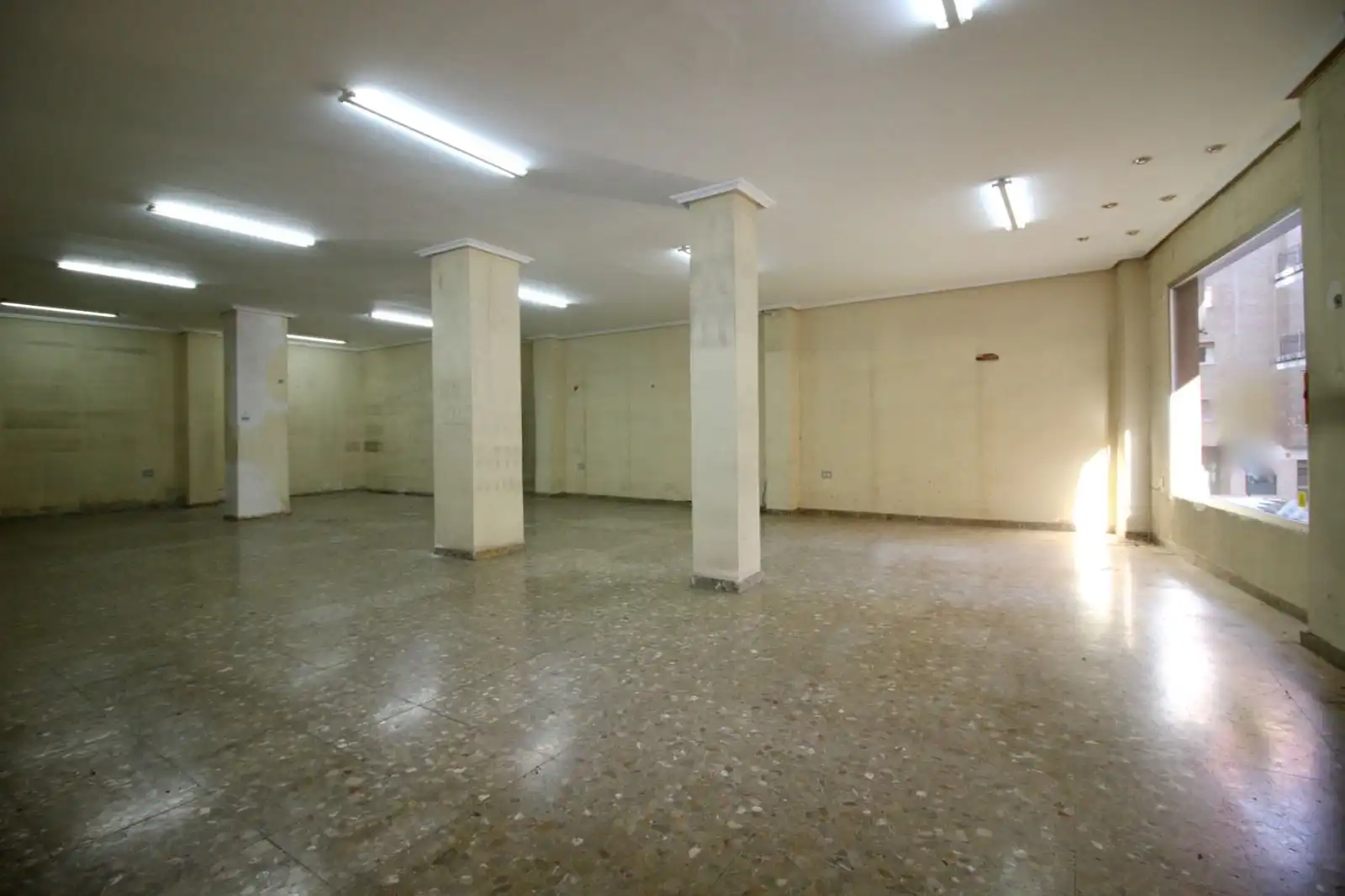 Local comercial de lloguer a Calle Eladia Montesino-Espartero 4