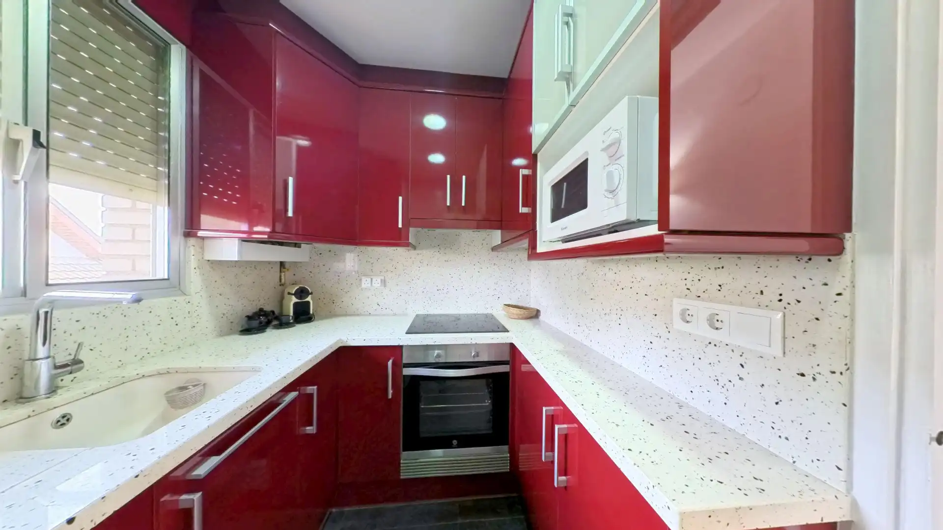 Cuina de Apartament de lloguer en Cambrils amb Aire condicionat, Calefacció i Terrassa