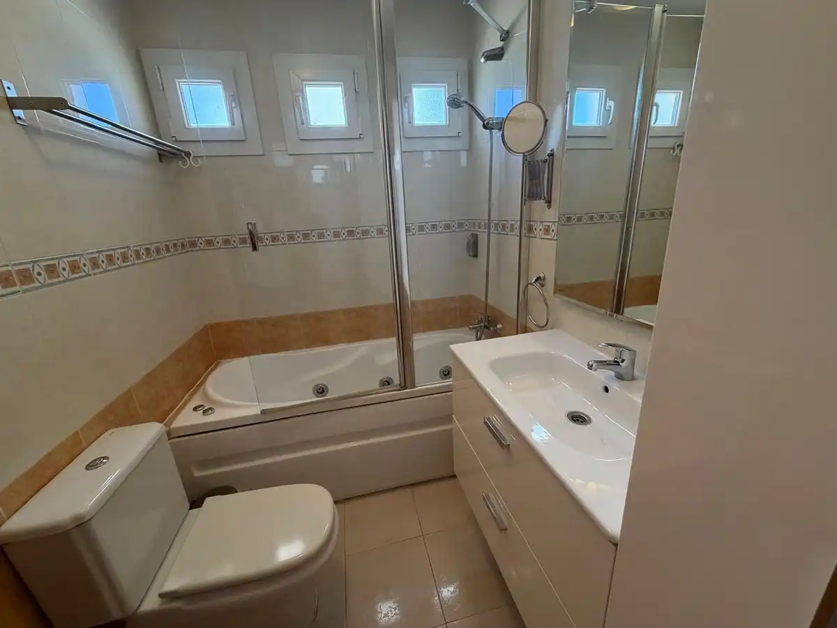 Bany de Apartament en venda en Fuengirola amb Aire condicionat, Moblat i Piscina comunitària