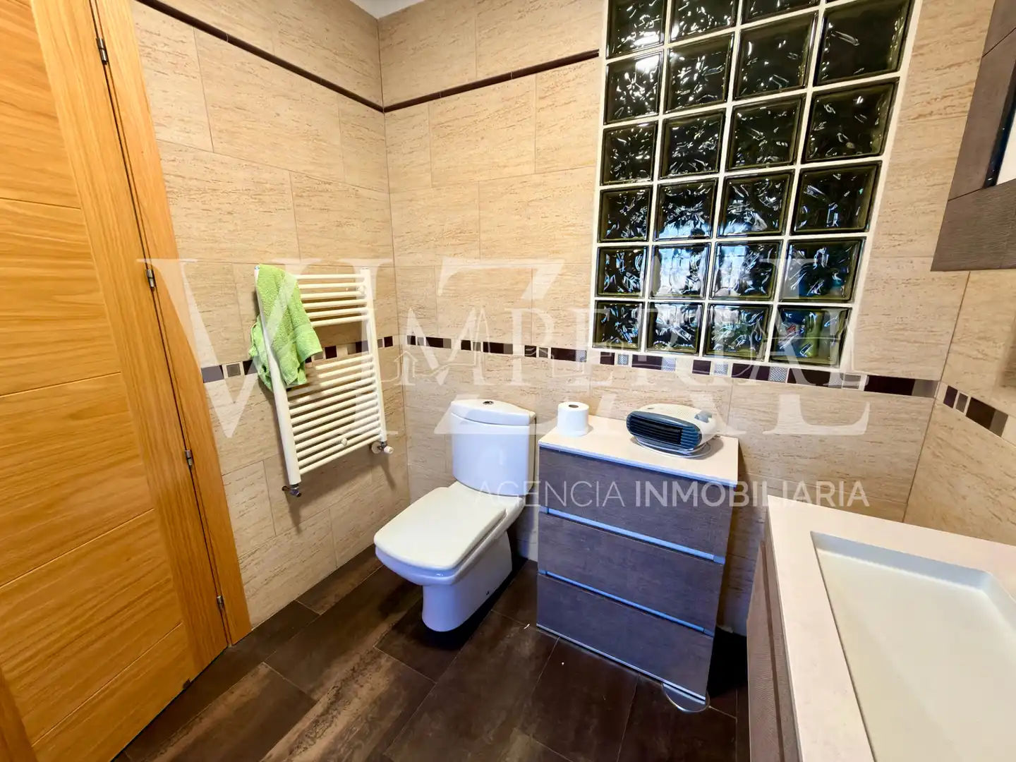 Badezimmer von Haus oder Chalet zum Verkauf in El Viso de San Juan mit Klimaanlage, Heizung und Privatgarten