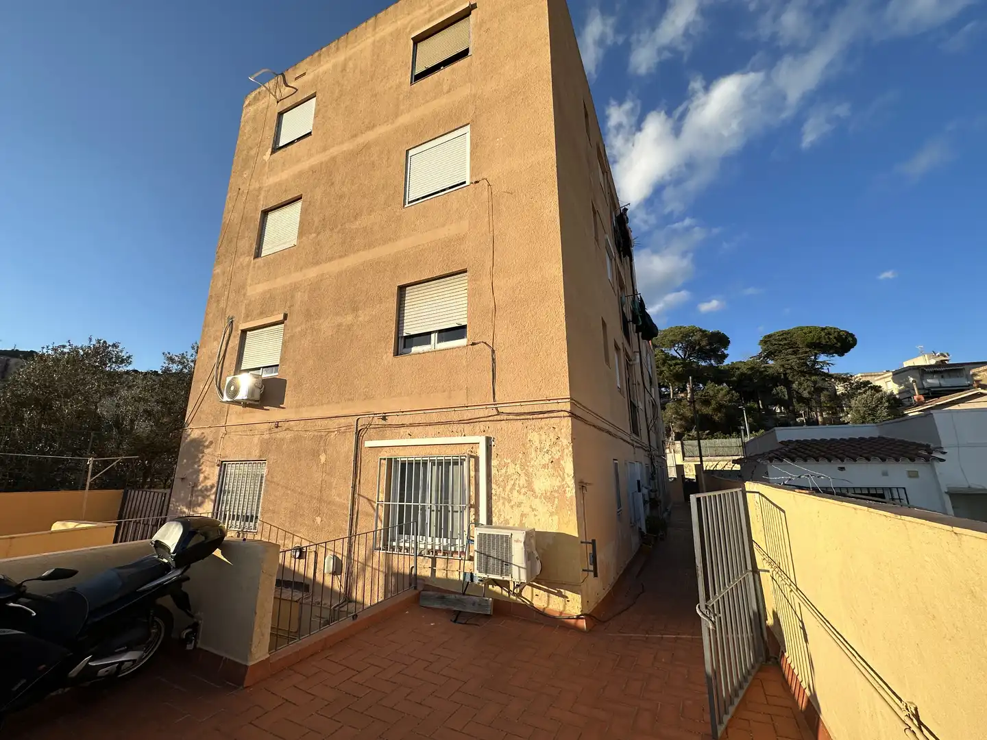 Vista exterior de Pis en venda en Santa Coloma de Gramenet amb Terrassa i Balcó