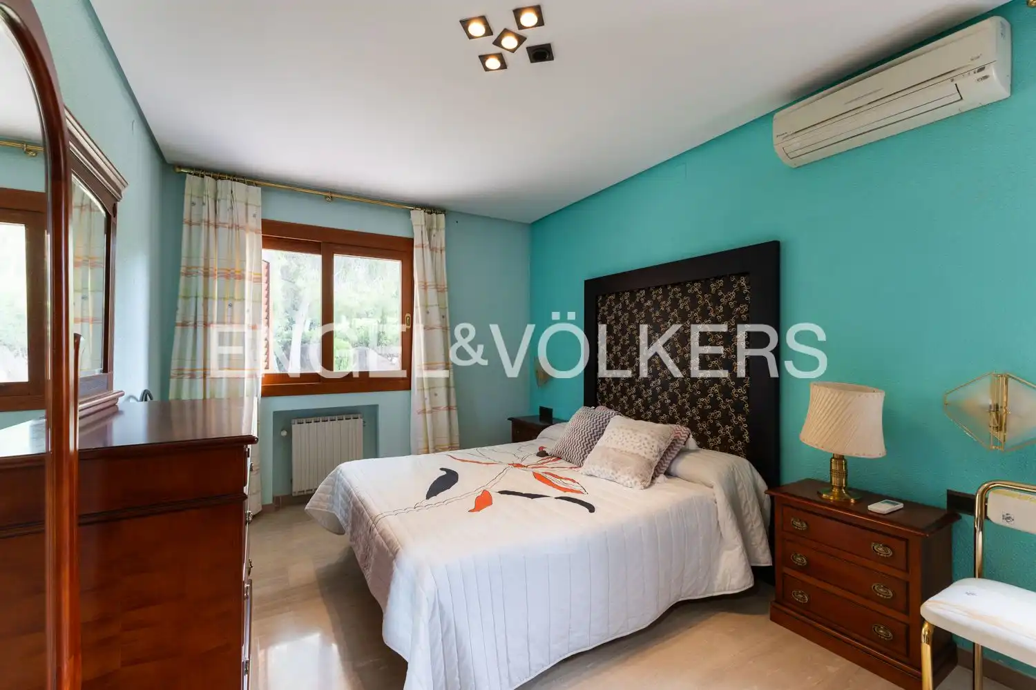 Habitación de Casa o chalet en venta en Chiva con Aire acondicionado, Calefacción y Jardín privado