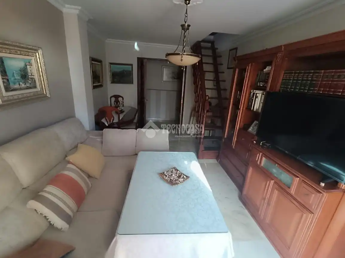 Sala d'estar de Dúplex en venda en Sevilla amb Aire condicionat, Terrassa i Moblat