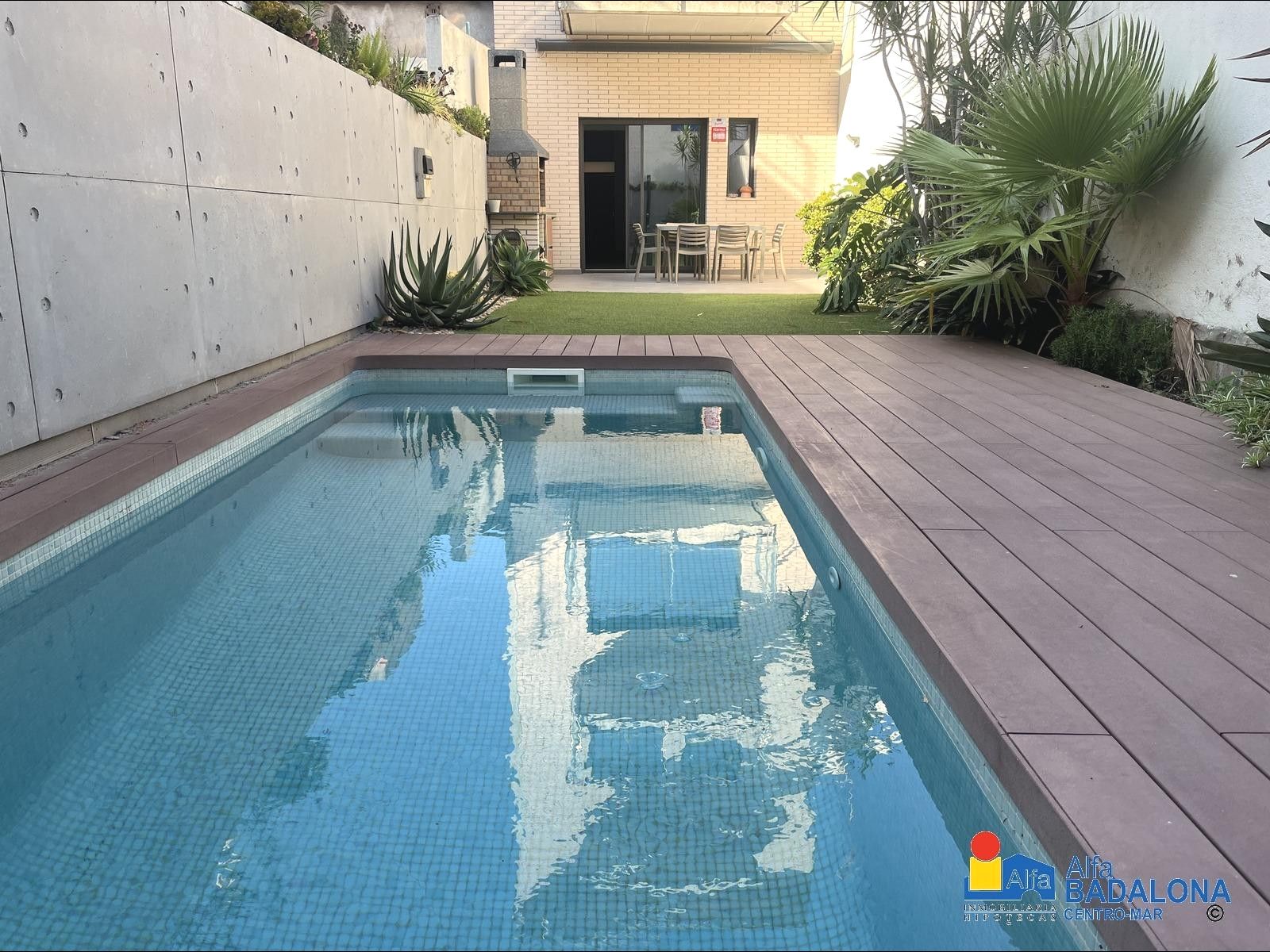 Piscina de Casa adosada en venta en Badalona con Aire acondicionado, Calefacción y Jardín privado