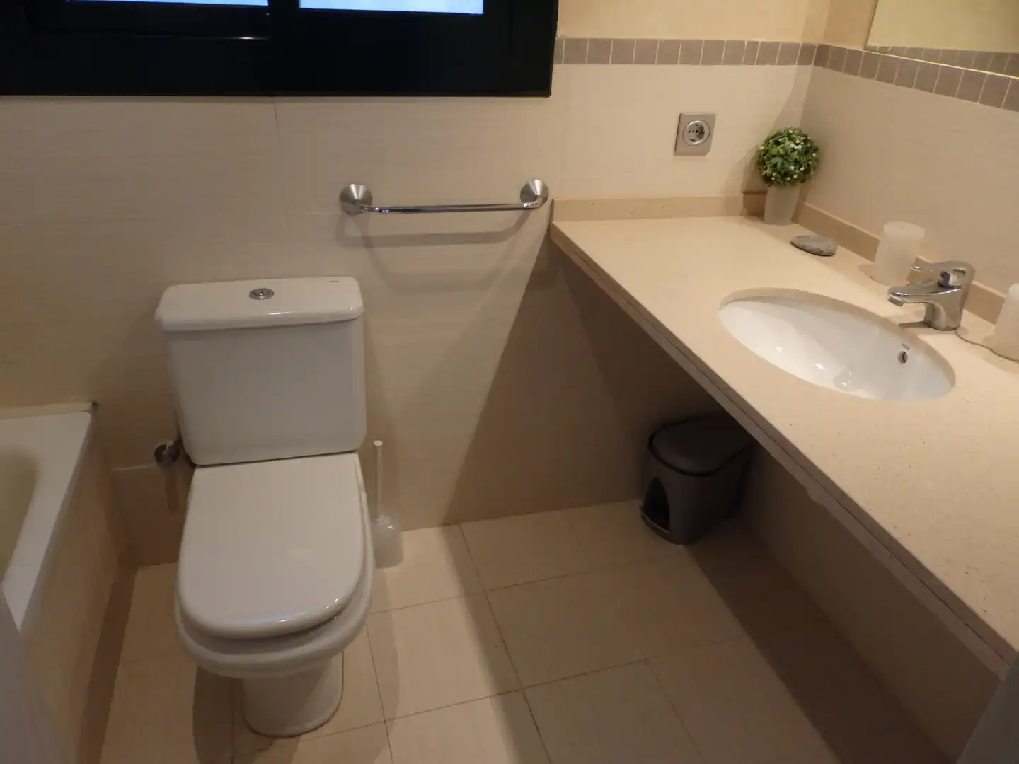 Bany de Casa o xalet en venda en Mont-roig del Camp amb Aire condicionat, Jardí privat i Terrassa