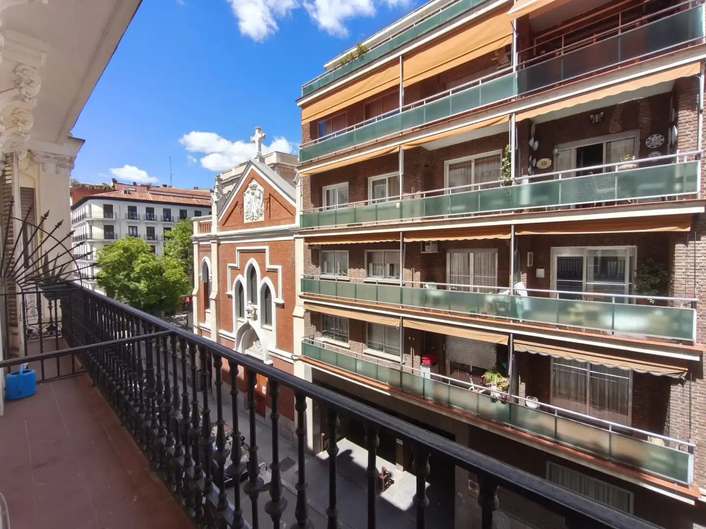 Vista exterior de Piso en venta en Madrid con Balcón y Alarma