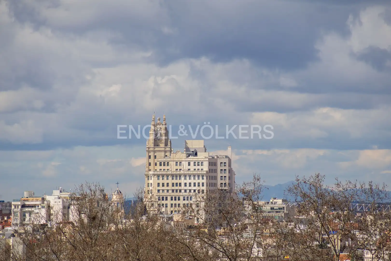 Außenansicht von Wohnung zur Miete in Madrid mit Klimaanlage, Heizung und Parkett