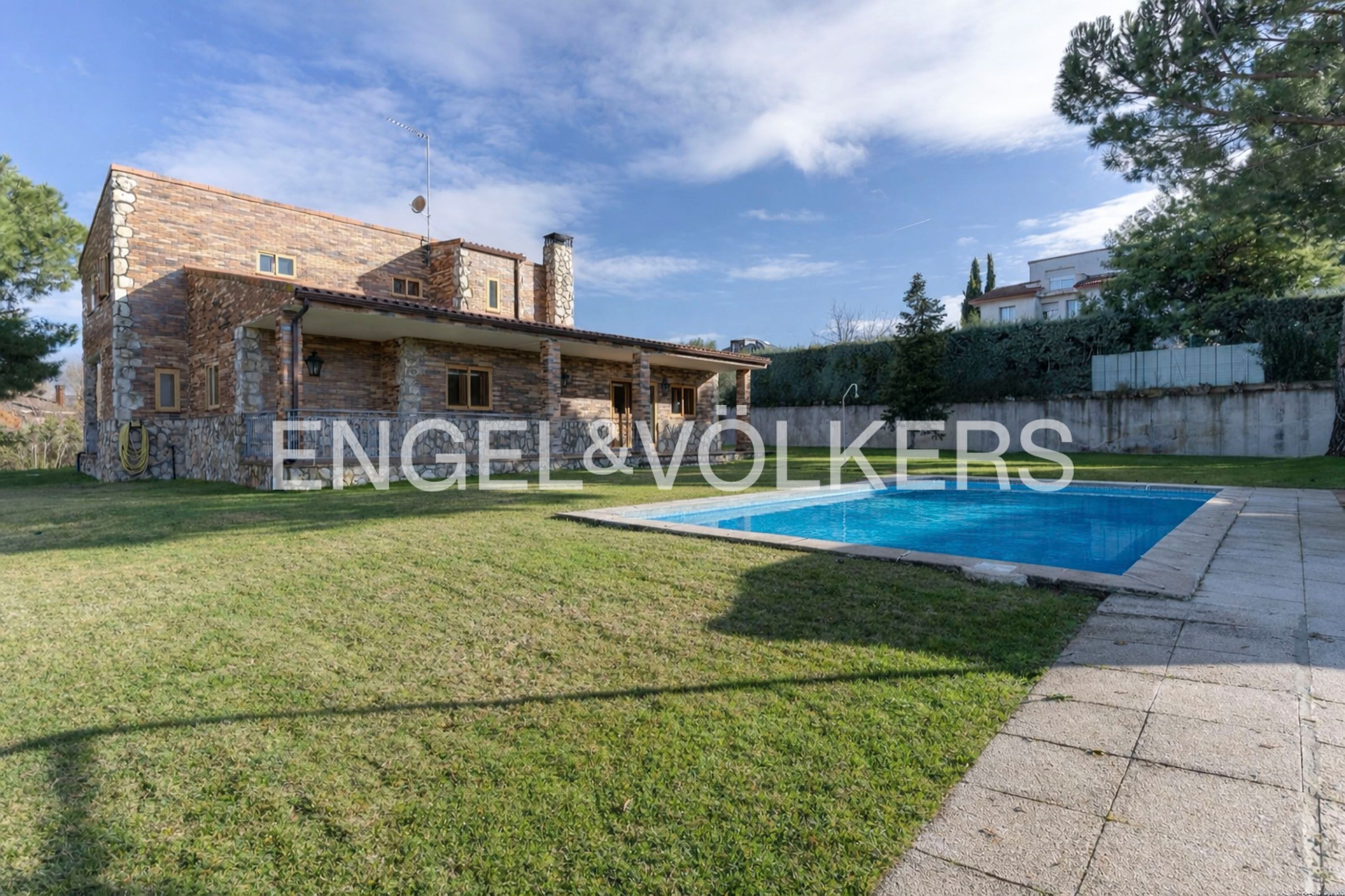 Piscina de Casa o xalet en venda en Tres Cantos amb Calefacció, Jardí privat i Terrassa