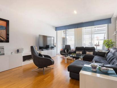 Sala d'estar de Dúplex en venda en  Barcelona Capital amb Aire condicionat i Balcó