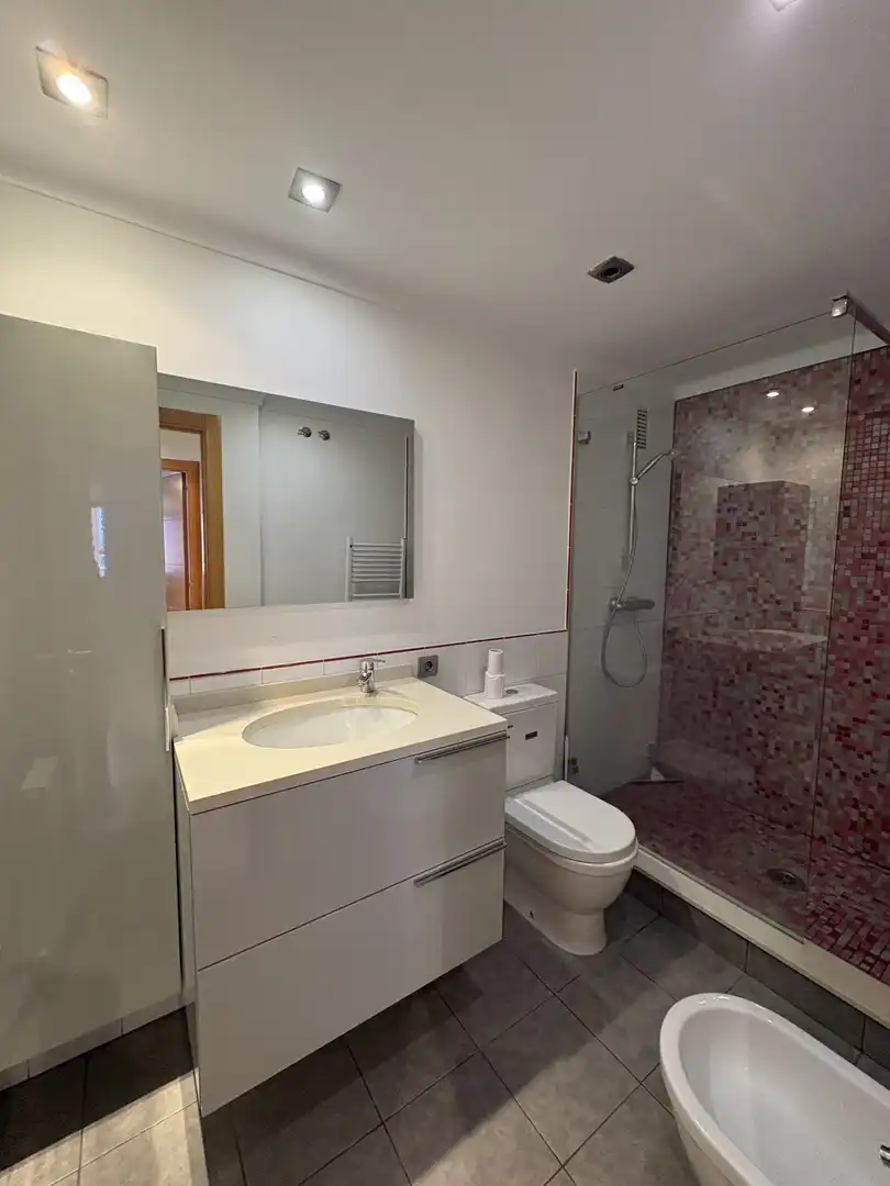 Badezimmer von Wohnung zur Miete in Girona mit Klimaanlage, Heizung und Möbliert