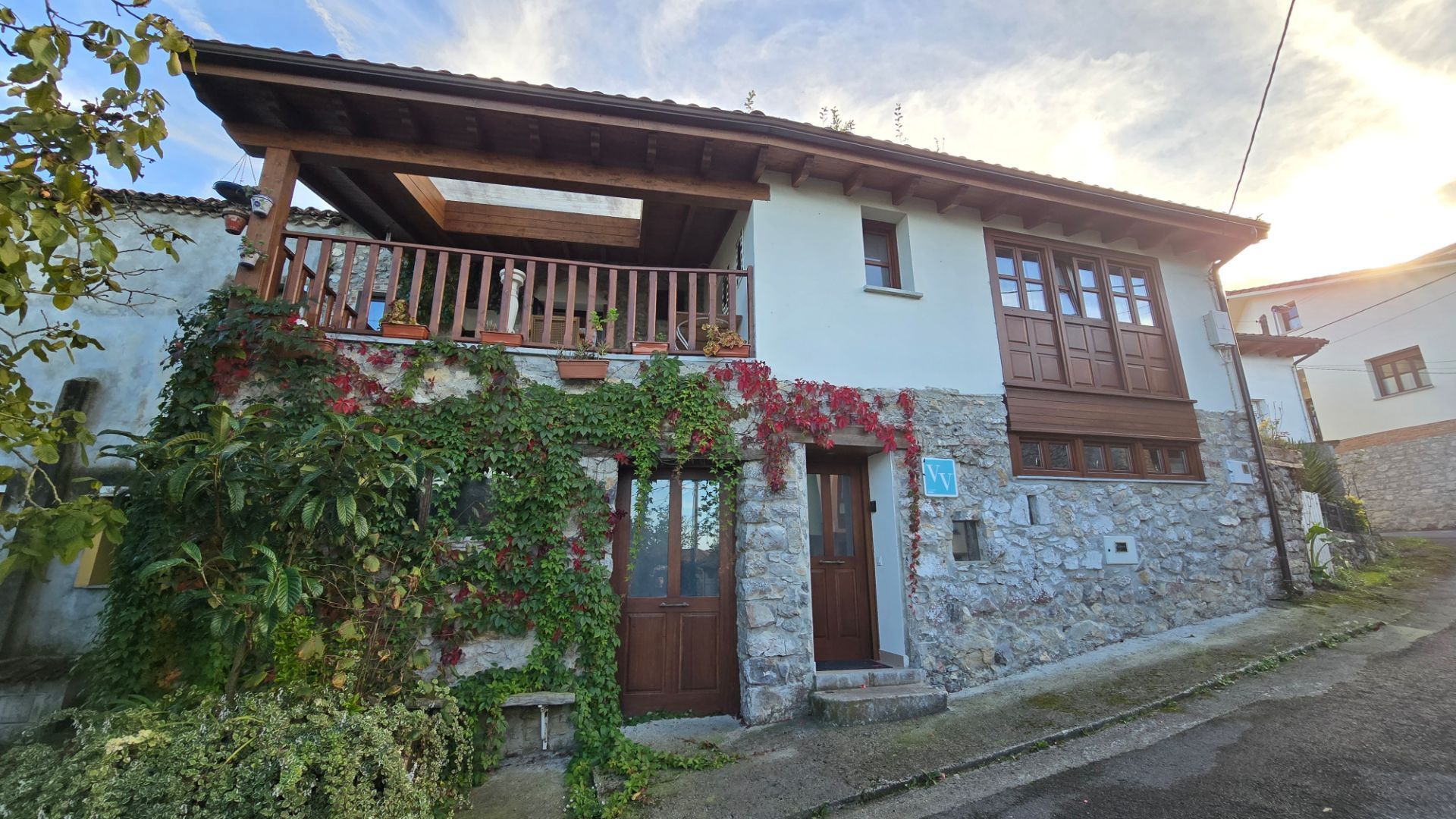 Vista exterior de Finca rústica en venda en Llanes amb Calefacció, Terrassa i Traster