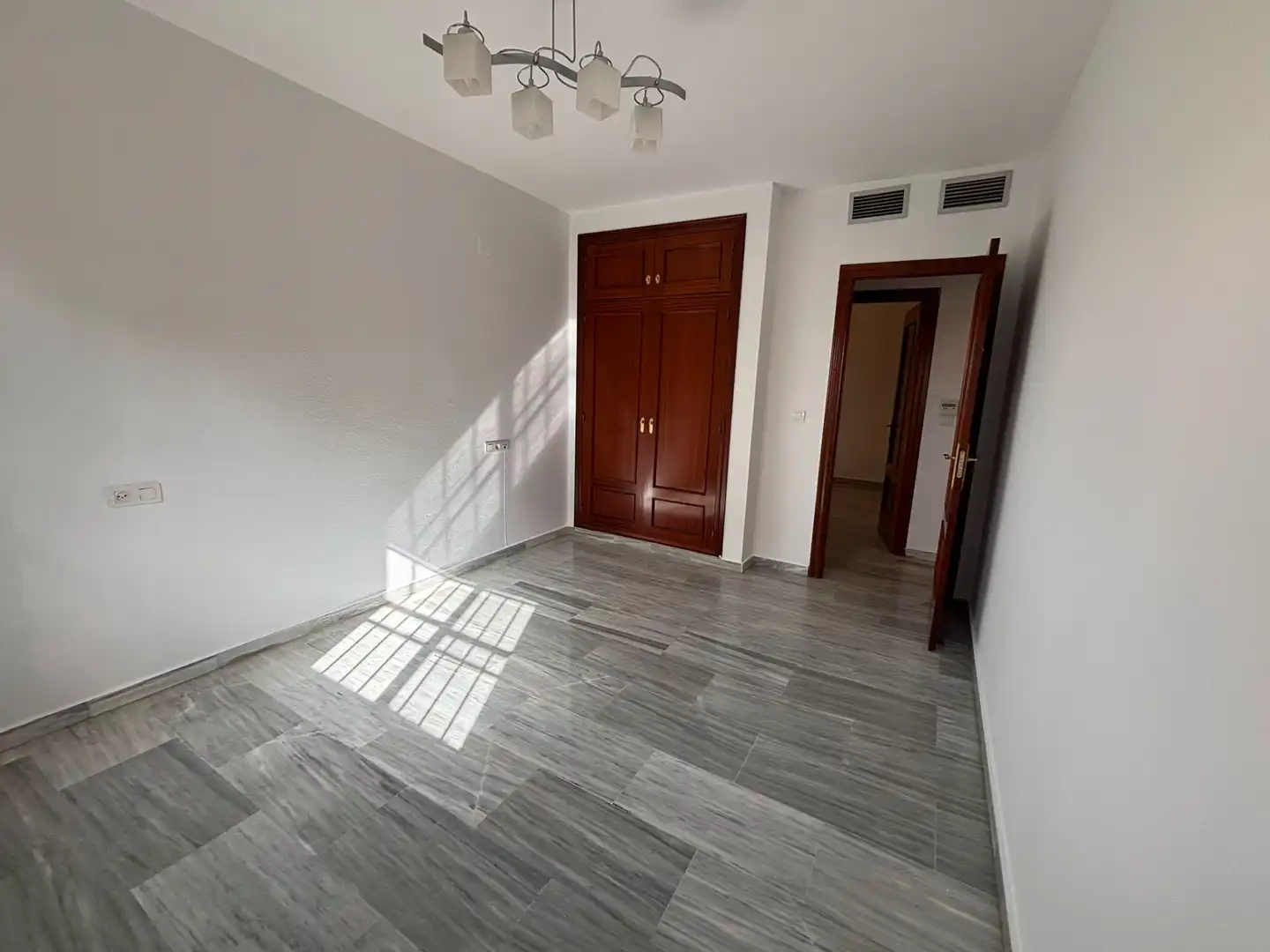 Bedroom of Flat for rent in Granada  with Air Conditioner, Heating and Washing machine