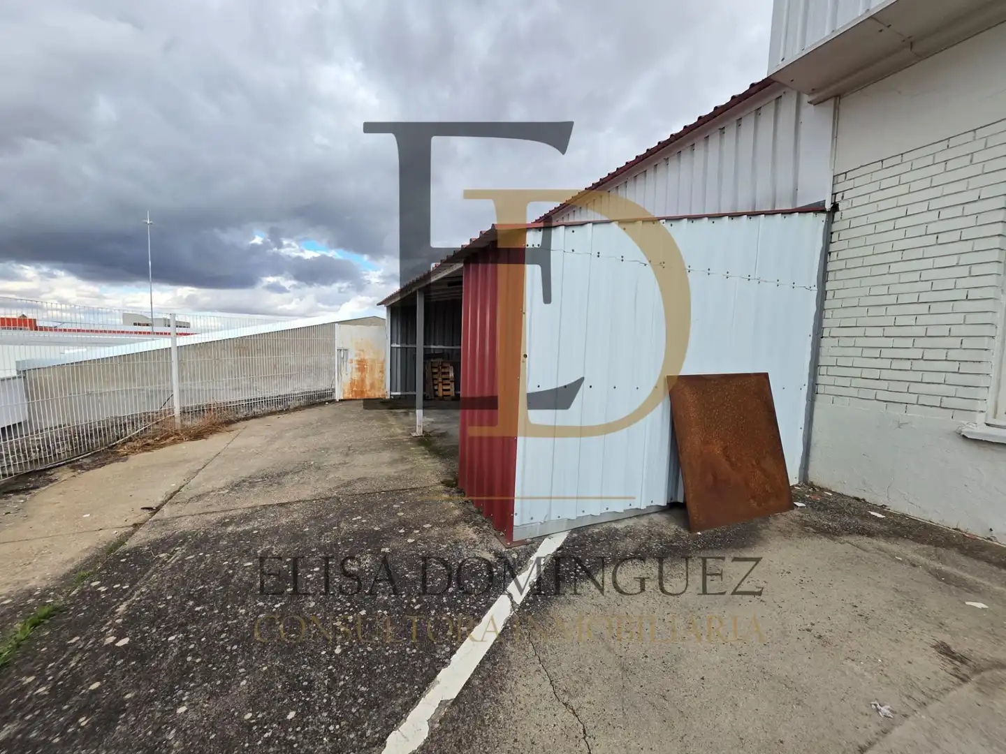 Parkplatz von Fabrikhallen zur Miete in Villares de la Reina, Salamanca