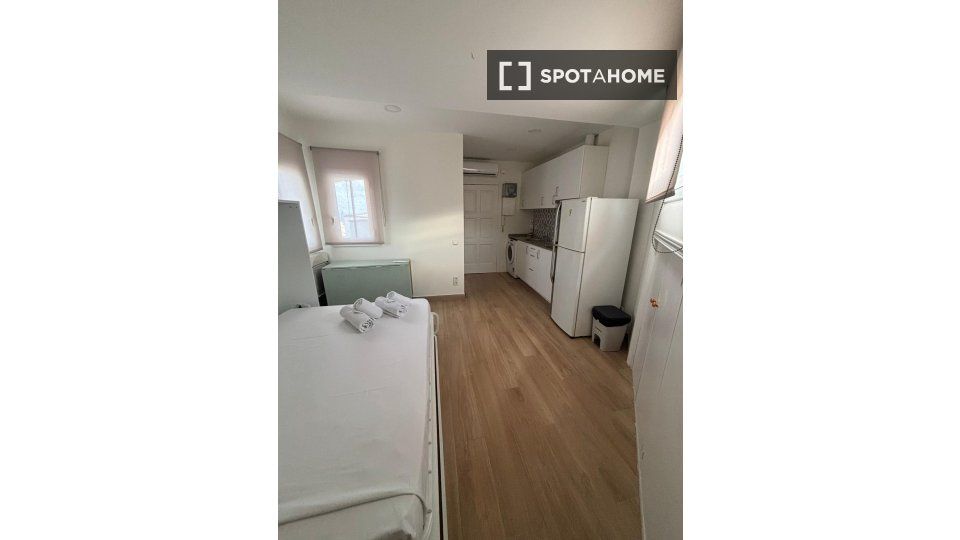 Exterior view of Flat to rent in  Barcelona Capital  with Air Conditioner, Heating and Furnished