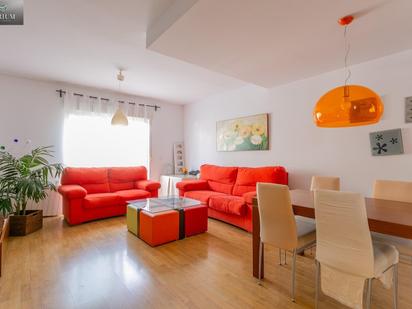 Sala d'estar de Casa adosada en venda en Armilla amb Calefacció, Parquet i Terrassa