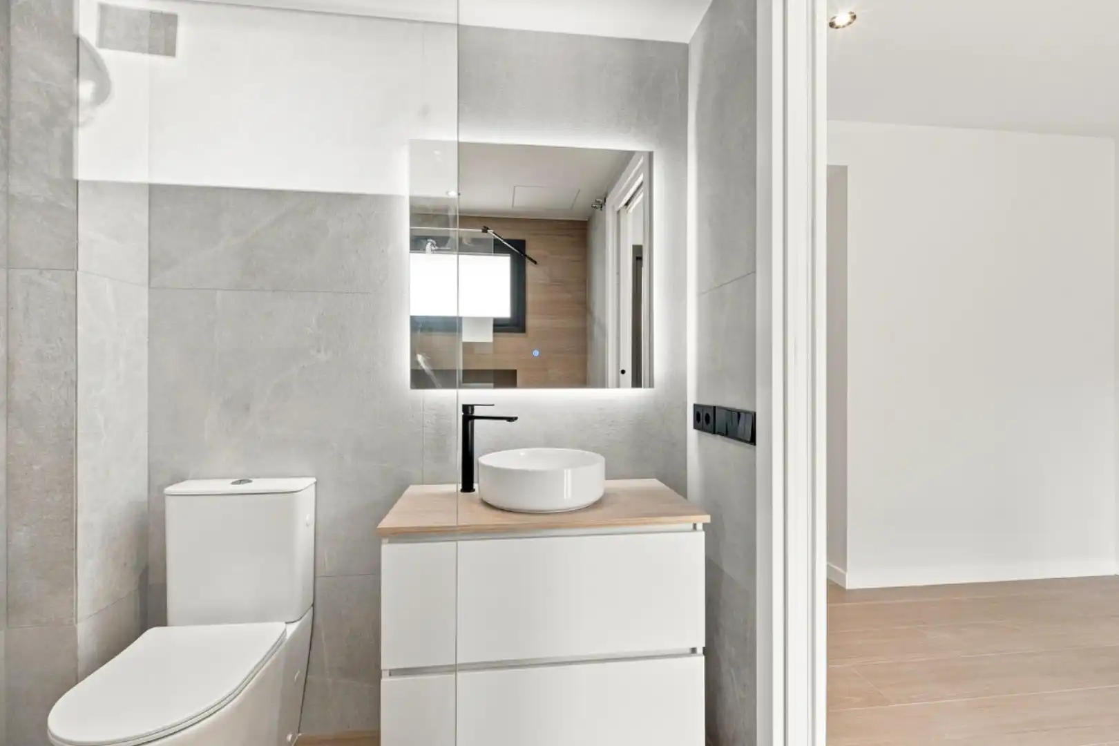Badezimmer von Dachboden zum Verkauf in Roses mit Klimaanlage, Terrasse und Balkon