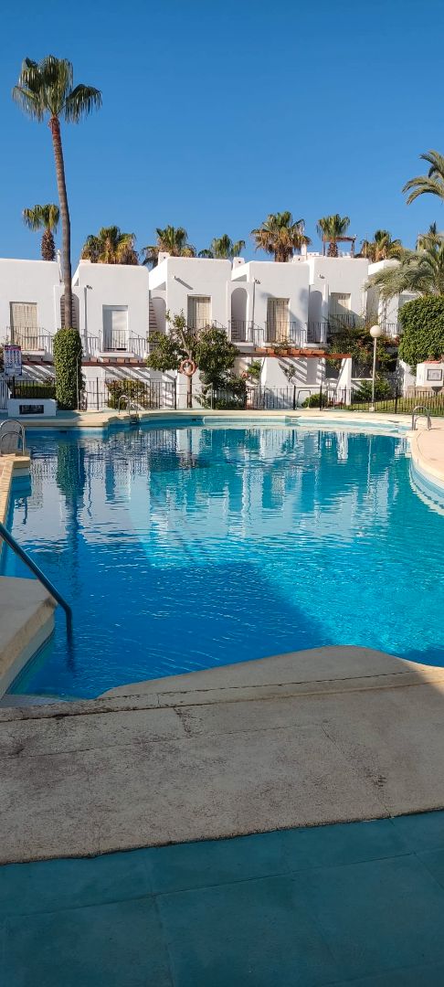 Piscina de Casa adosada de lloguer en Mojácar amb Aire condicionat, Calefacció i Jardí privat
