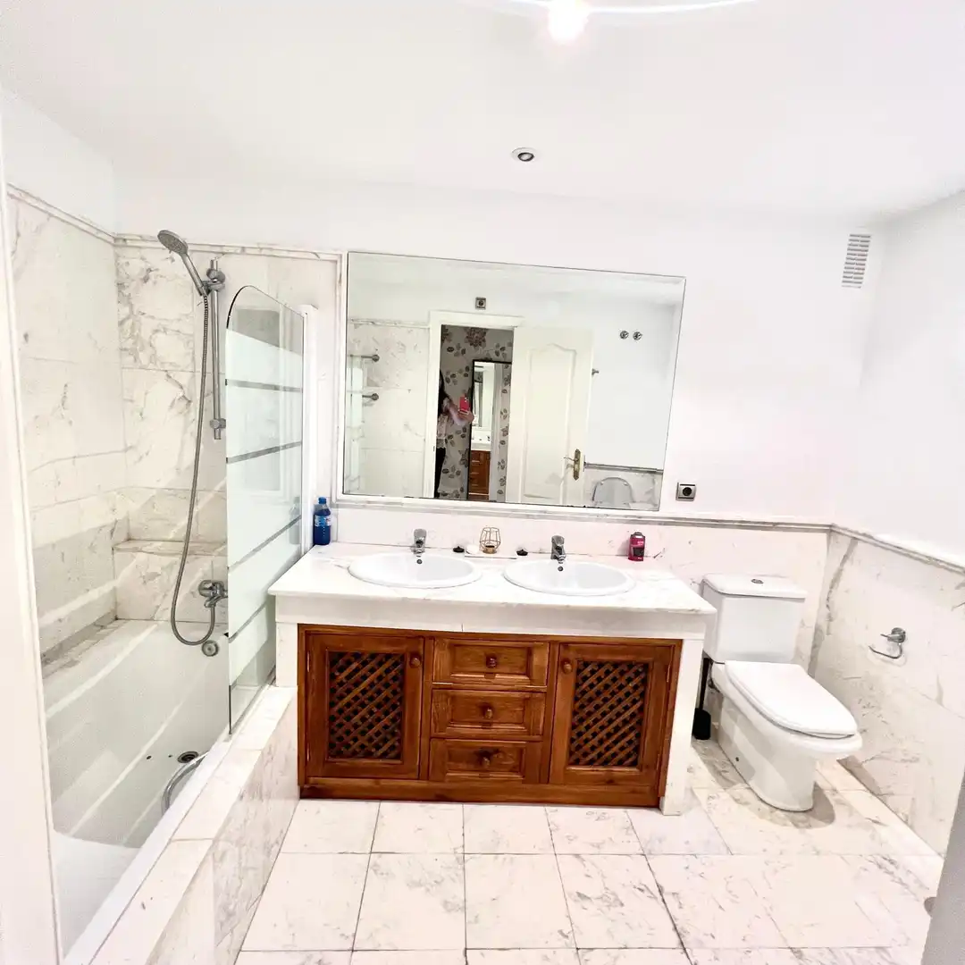 Badezimmer von Dachboden zur Miete in Estepona mit Klimaanlage, Terrasse und Schwimmbad