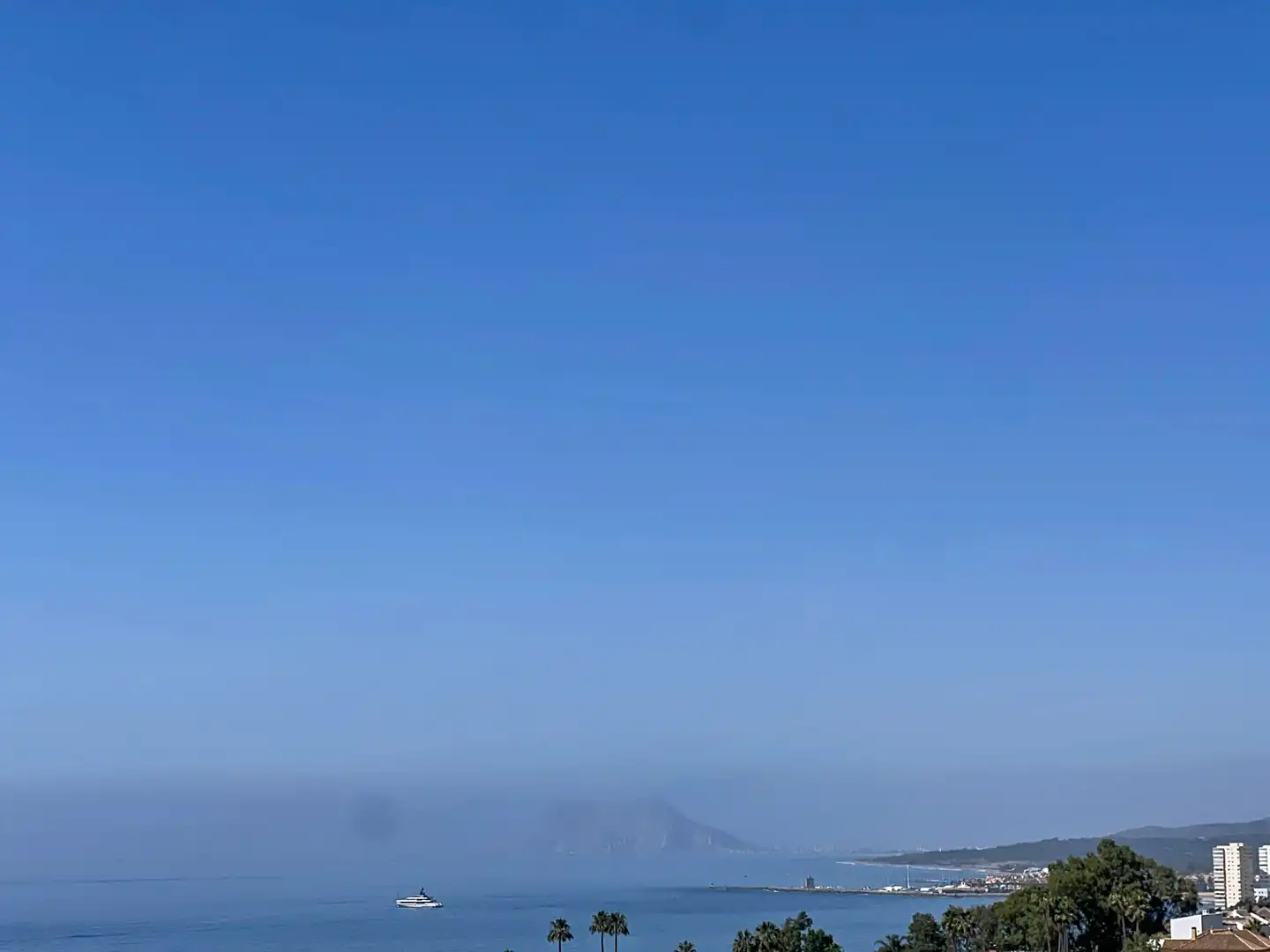 Außenansicht von Einfamilien-Reihenhaus zum Verkauf in Manilva mit Klimaanlage, Terrasse und Abstellraum