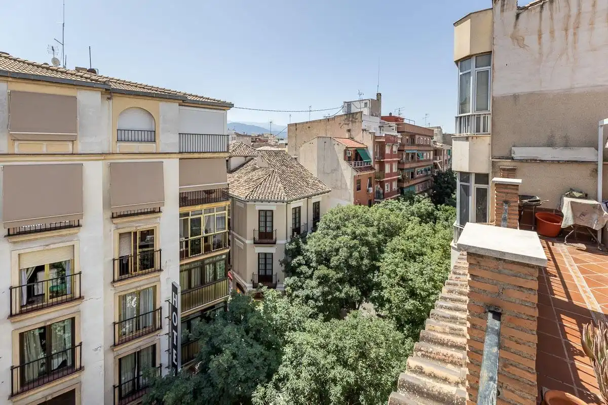 Vista exterior de Àtic en venda en Granada amb Aire condicionat, Terrassa i Forn