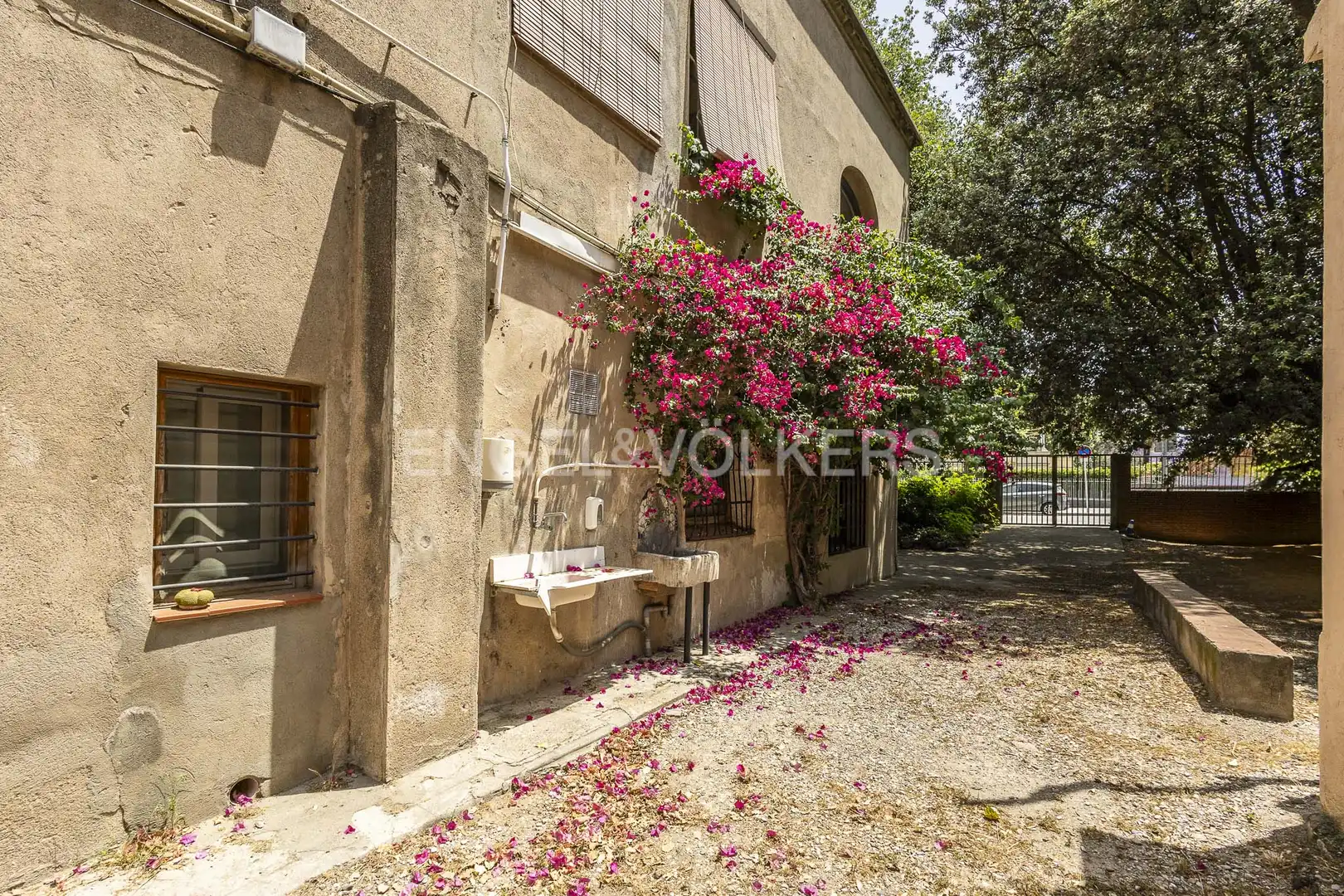 Vista exterior de Edificio en venta en Sant Joan Despí
