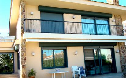 Vista exterior de Casa o xalet en venda en Cambrils amb Aire condicionat i Piscina