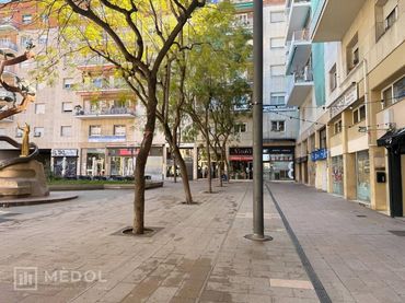 Local comercial en traspaso en Plaza Mossèn Cinto Verdaguer