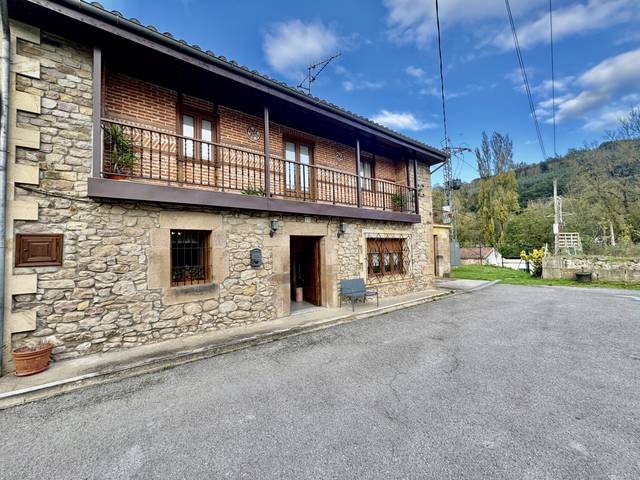 Casa adosada en Venta en Santa Cruz - Calle La Estación en Molledo