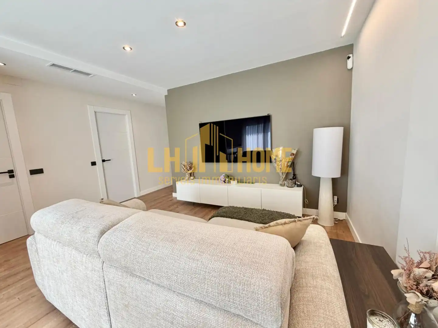 Sala d'estar de Àtic en venda en L'Hospitalet de Llobregat amb Aire condicionat, Calefacció i Parquet