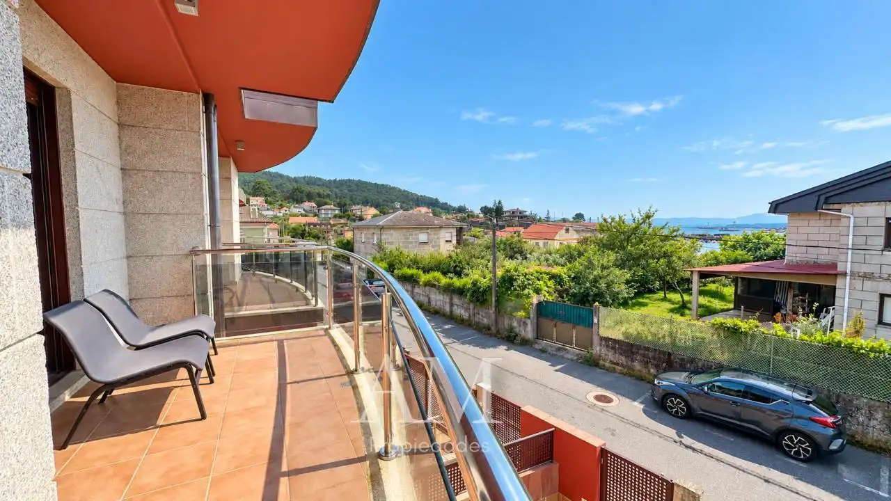 Terrassa de Casa adosada en venda en Cangas  amb Calefacció, Jardí privat i Terrassa
