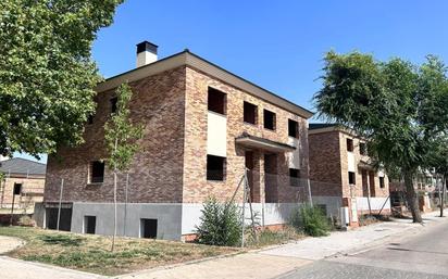 Vista exterior de Casa adosada en venda en Navalcarnero amb Terrassa