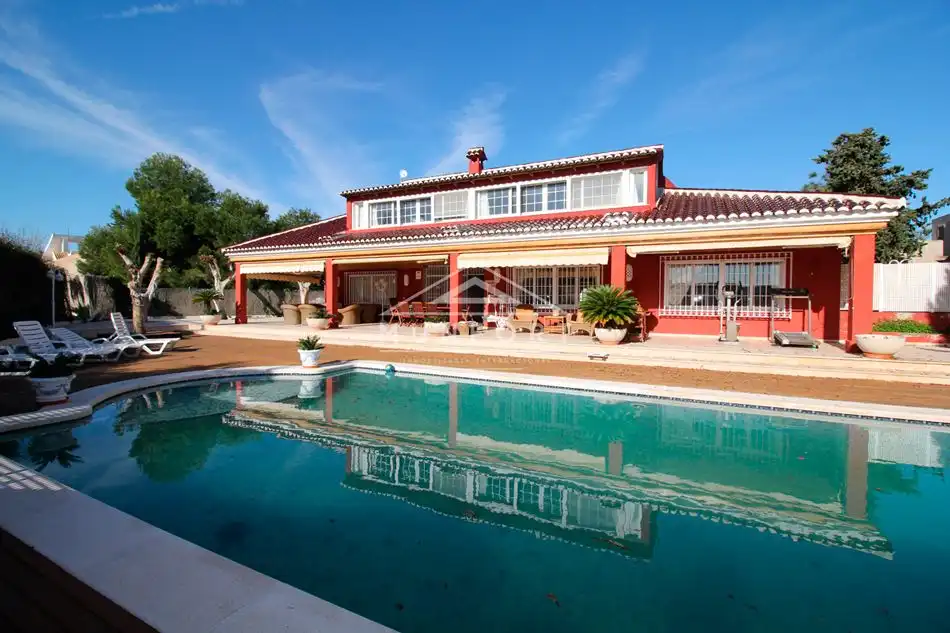 Casa con piscina en venta en Orihuela Costa