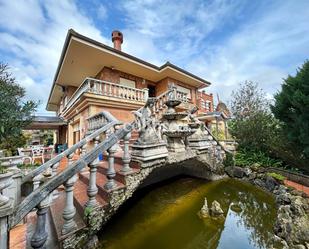 Vista exterior de Casa o xalet en venda en Camargo amb Terrassa i Piscina