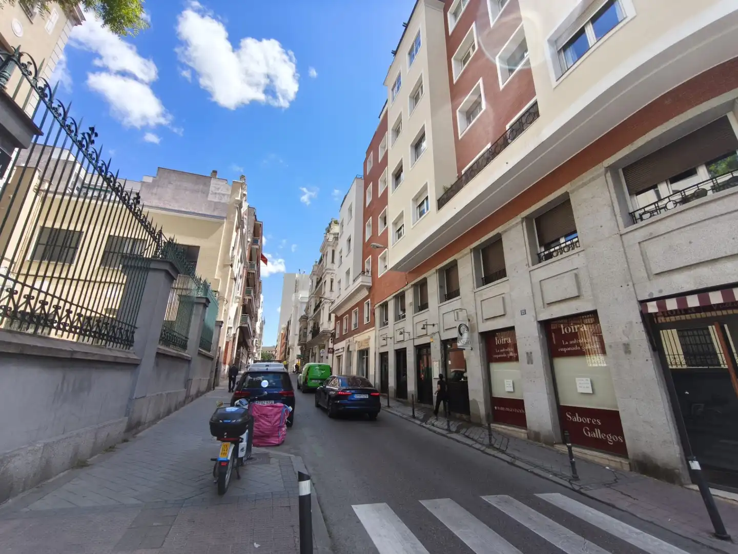 Vista exterior de Piso en venta en Madrid con Balcón y Alarma