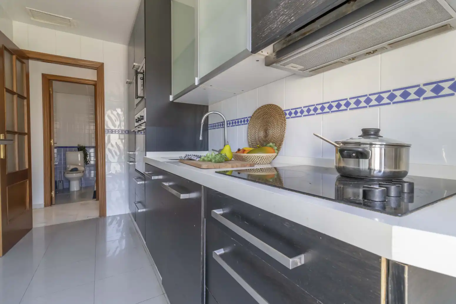Küche von Wohnung zum Verkauf in Mairena del Aljarafe mit Klimaanlage, Privatgarten und Terrasse