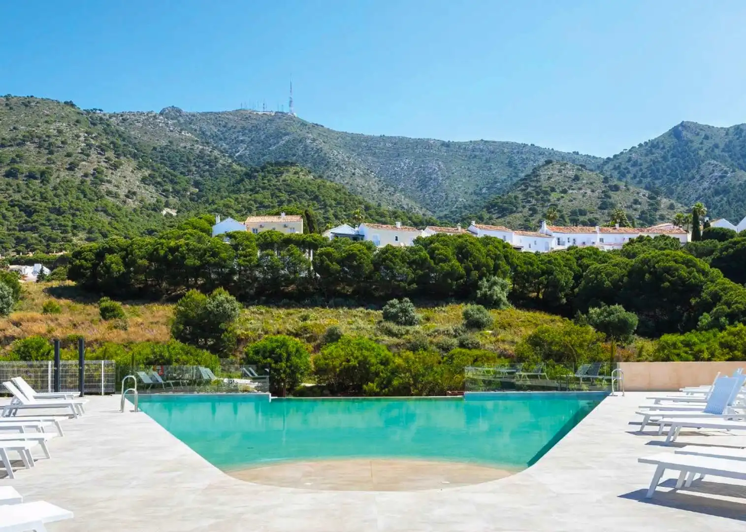 Schwimmbecken von Wohnung zur Miete in Mijas mit Klimaanlage, Privatgarten und Terrasse