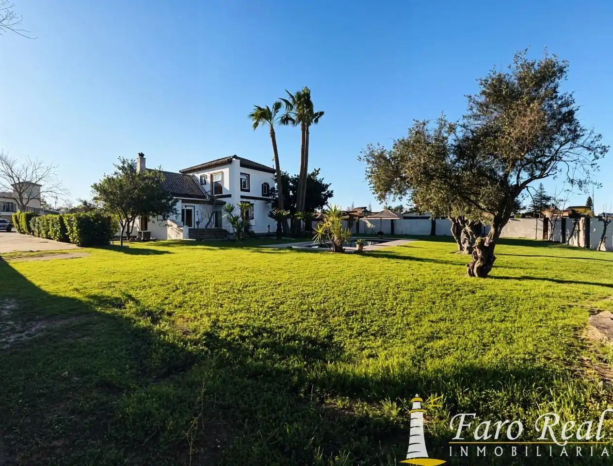 Vista exterior de Casa o xalet en venda en Sanlúcar de Barrameda amb Jardí privat i Piscina